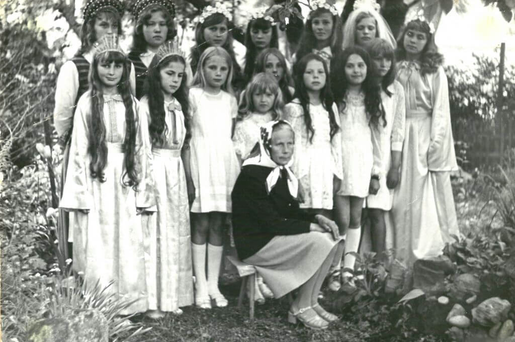 Barbora Jankauskaitė. Po atlaidų prie Grūšlaukės bažnyčios, 1975 m.