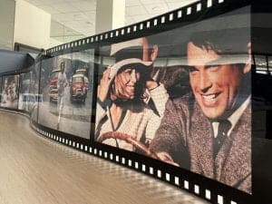 Kino klubas jaunimui „Kino maršrutai“. Asociatyvi nuotrauka, kurioje bibliotekos fone matosi kino juosta
