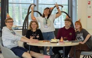 Jaunimo knygų klubo susitikimas Kretingos bibliotekoje. Nuotraukoje matomi knygų klubo nariai ir vadovė Paulina Sutkutė.